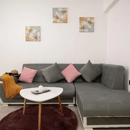 Josephine In Odyssey & Pool-parking *