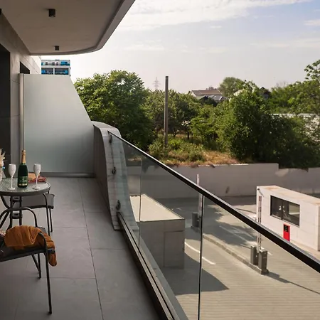 Josephine In Odyssey & Pool-parking Mamaia