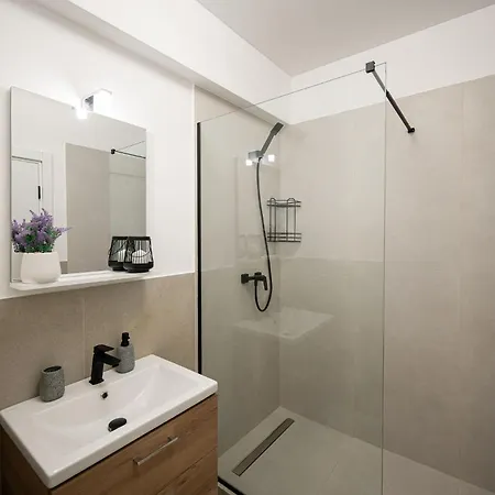 Josephine In Odyssey & Pool-parking Mamaia