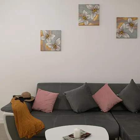 Josephine In Odyssey & Pool-parking Mamaia