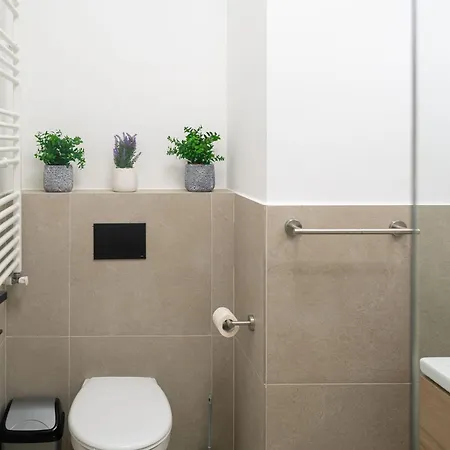 Josephine In Odyssey & Pool-parking Mamaia