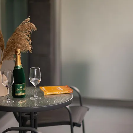 Josephine In Odyssey & Pool-parking Apartment